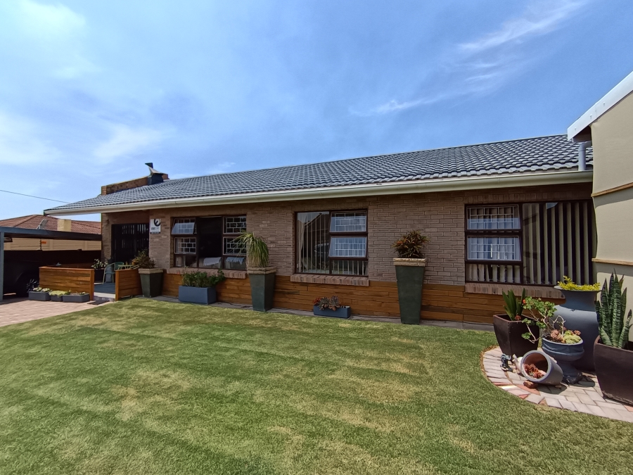 4 Bedroom Property for Sale in Wavecrest Eastern Cape